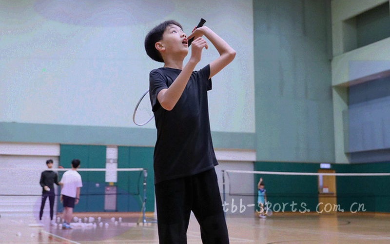 客服团队抽象人物剪影与消息气泡